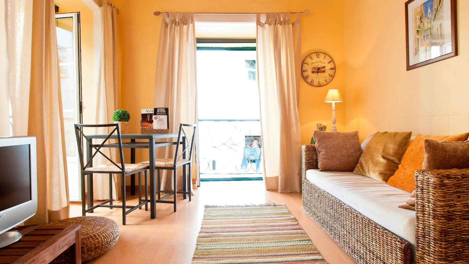 Central Apart In Vibrant Bairro Alto Lisbona